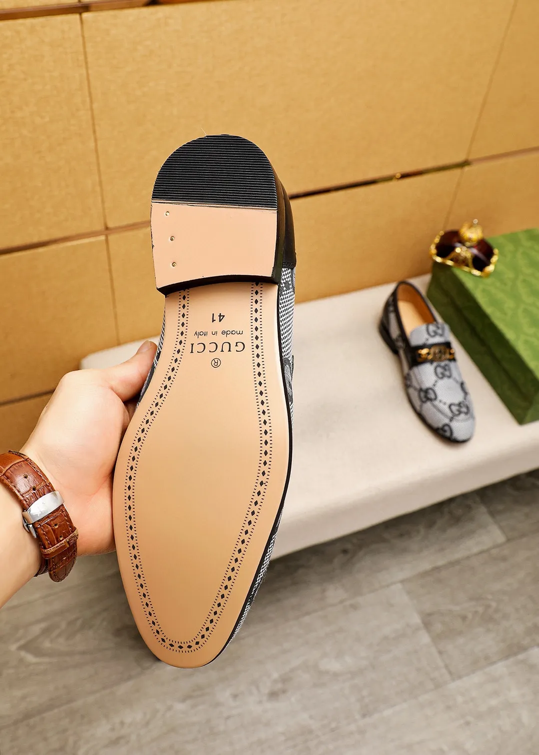 Men's shoes 💰462 💐 Product trademark: GUCCI "Gucci" casual leather shoes Regular size: 38-44 (45.46.47🉑️Customized) Product materials: Selected imported first-layer fabric upper + luxury hardware buckle, imported cowhide leather lining. Strong three-dimensional visual effect, original outsole color: 1⃣️color optional